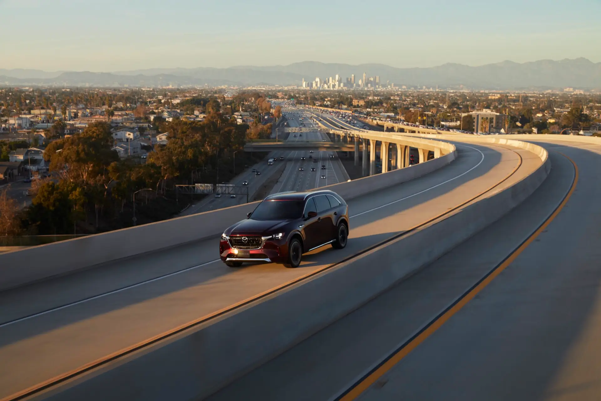 RS64078_2022_CX-90_US_LHD_C025_High+_EXT_FQ_ArtisanRed_H3T_Freeway_WideHeroShot
