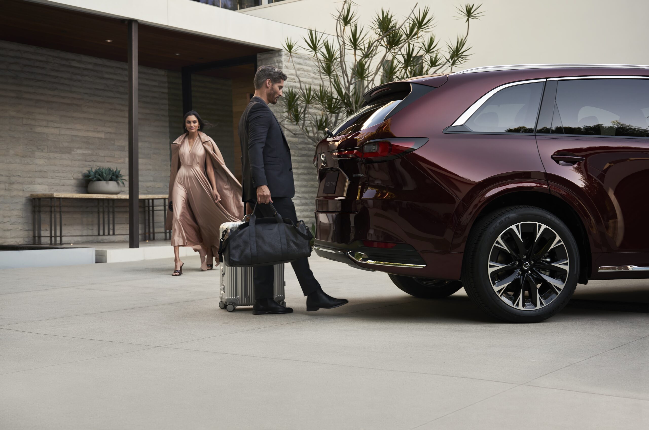 RS64082_2022_CX-90_US_LHD_C041_High+_EXT_RQ_Handfreepowerliftgate_ArtisanRed_H3T_until_Jan31th2028