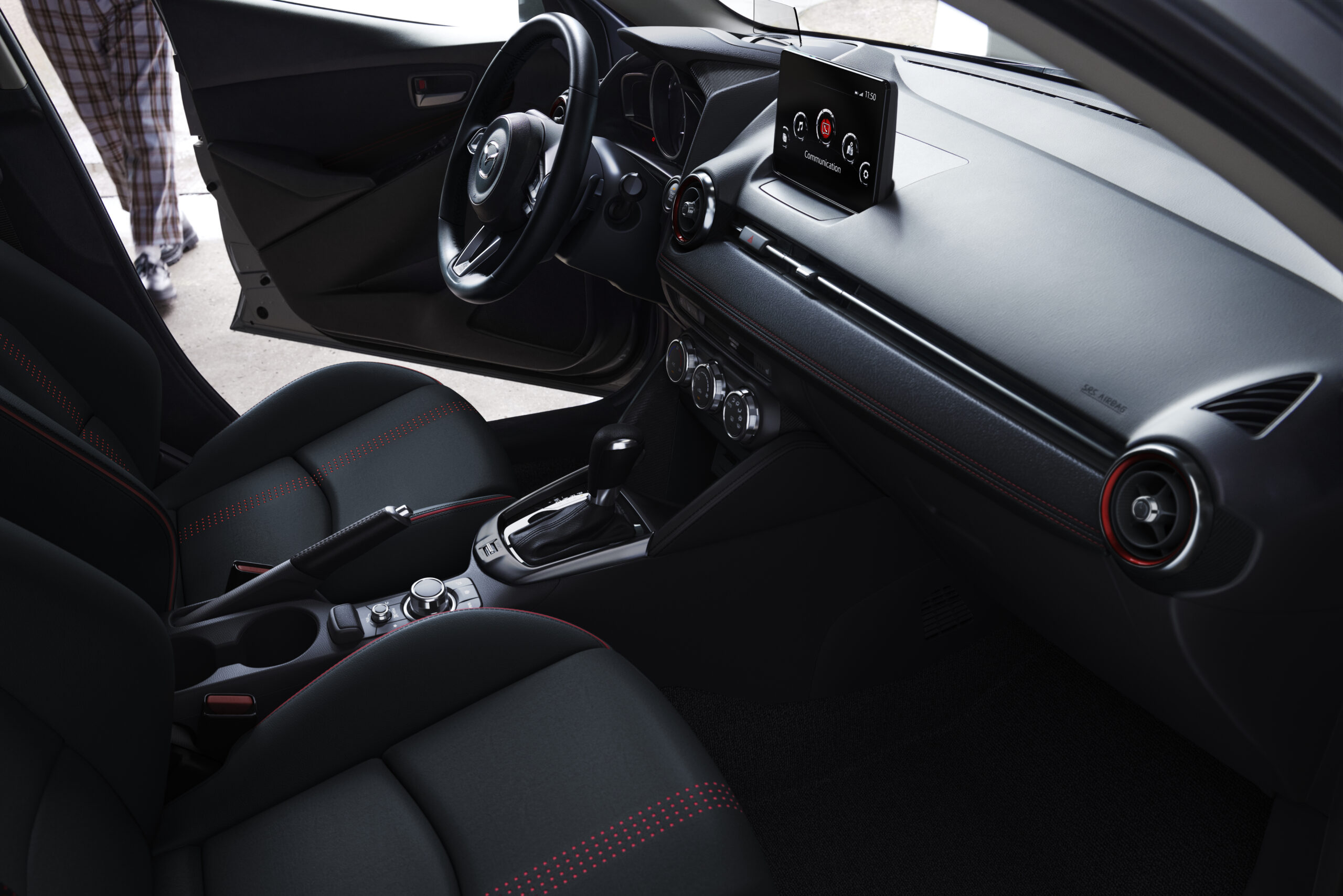 RS67337_DNFRLAB_Mazda2_Sedan_2023_versiones_Grand_Touring_LX_Retocadas_Interior_003