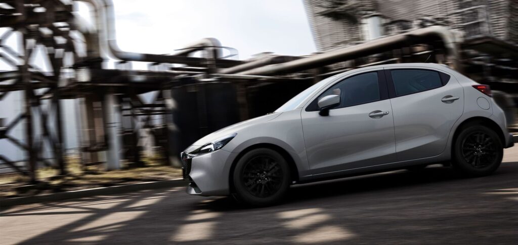 vista-lateral-mazda-2-sport-especificaciones